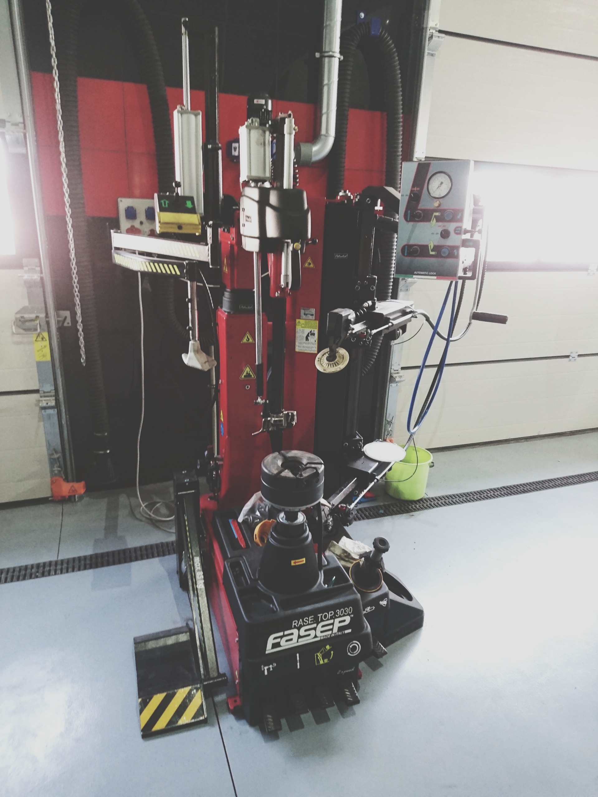 Automatyczna montażownica do opon FASEP RASE.TOP 3030 przeznaczona do profesjonalnego serwisu ogumienia